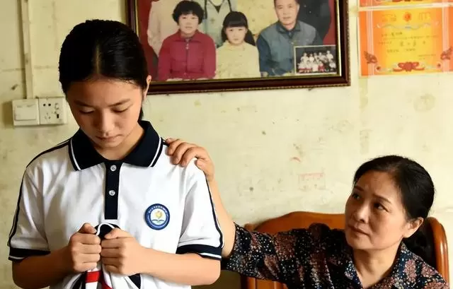 何小满提前出狱七年未归,养父接人时获留信与身世材料 细节速览 何小满提前出狱七年未归,养父接人时获留信与身世材料 细节速览